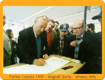 Will Eisner e Carlo Peroni a Torino Comics 1997, nella realizzazione della "Striscia pi� lunga del mondo" - photo Goria