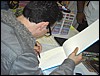 Humberto Ramos mentre disegna.JPG