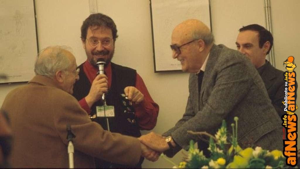 Giovan Battista Carpi stringe per la prima volta la mano a Will Eisner - a presentare, Gianfranco Goria e Luca Boschi - foto Goria