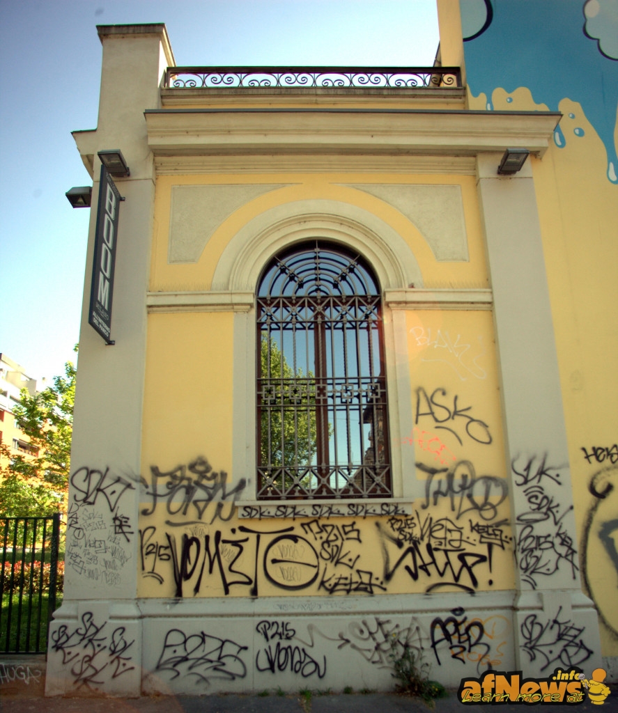 La facciata del museo coperta di graffiti
