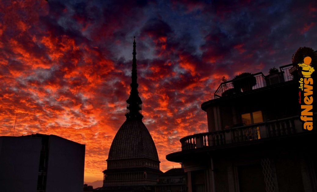 Mole Antonelliana con tramonto rosso - foto Gianfranco Goria