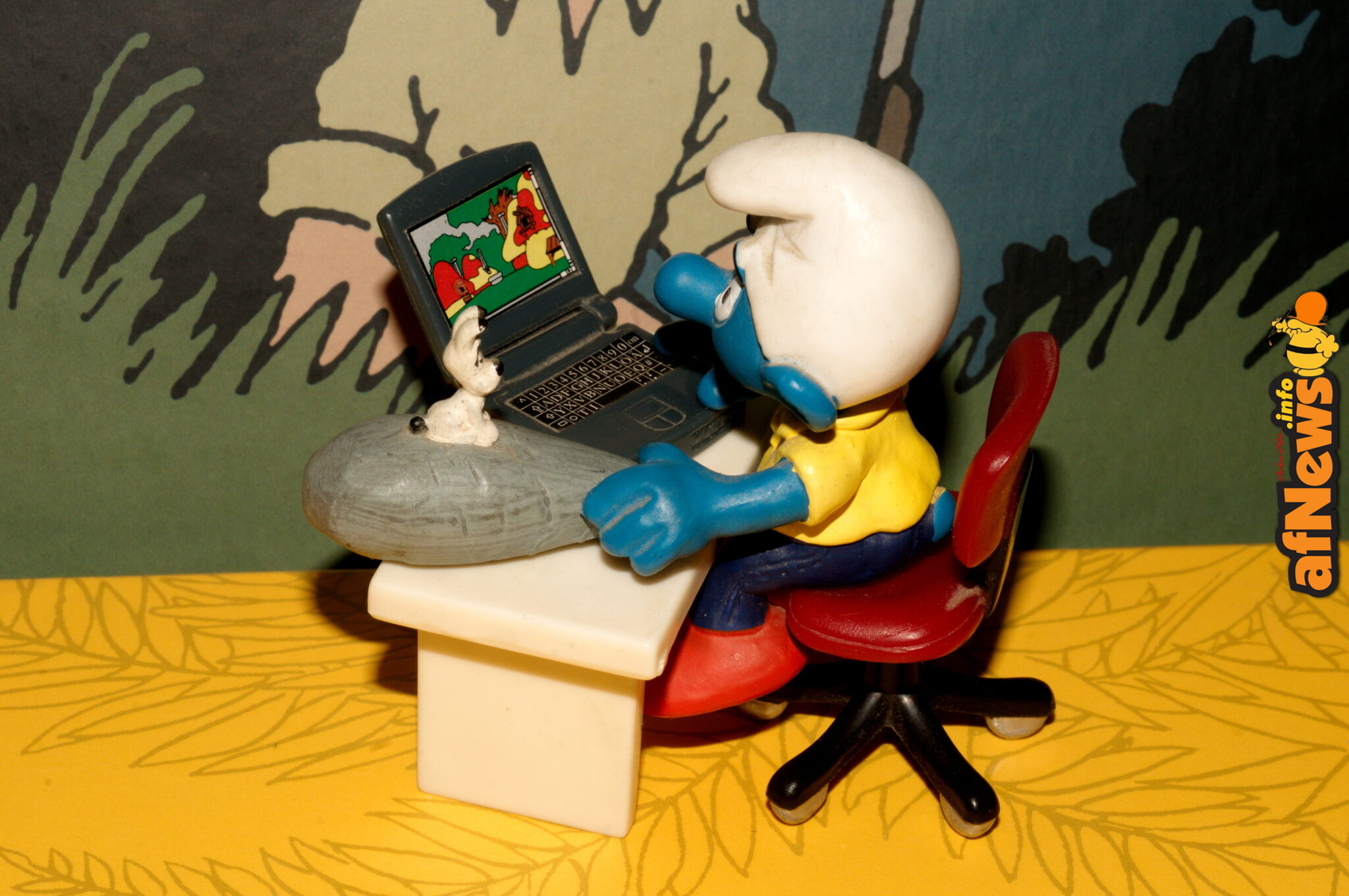 Fumetto su Fumetto, serie fotografica di Gianfranco Goria. Puffo al computer su copertina e cofanetto di Les Tribulations de Tintin au Congo, ed. Moulinsart, con Idefix su menhir come mouse.